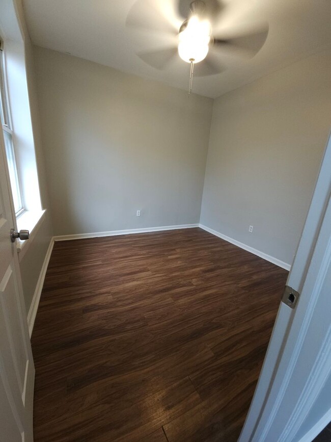 Building Photo - Great 2 Bedroom unit, with a Wonderful Man...
