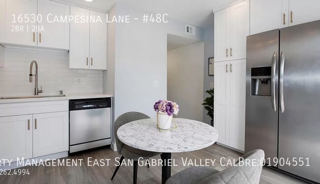Building Photo - BEAUTIFUL TWO BEDROOM TOWNHOME IN PRIME HU...