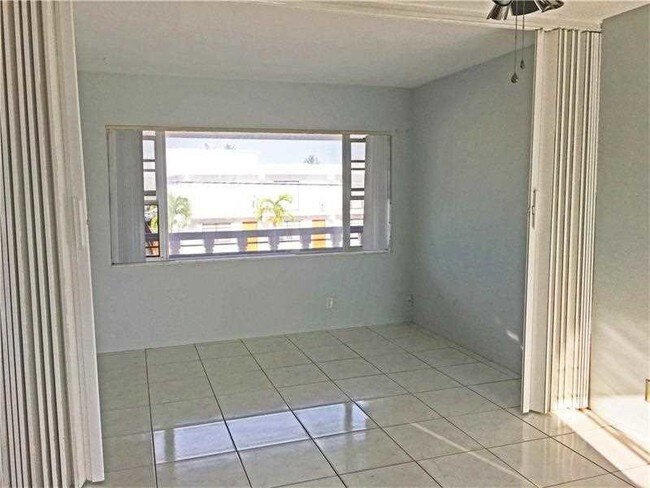 Building Photo - 2106 N Ocean Dr