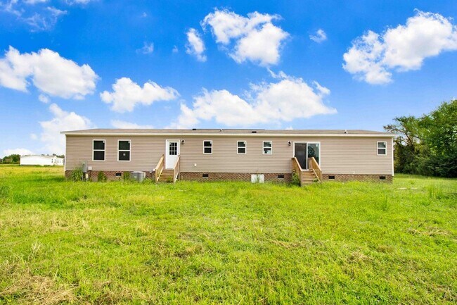 Foto del edificio - SPACIOUS 4 BR | 3 BA HOME W/ PLENTY OF PRI...