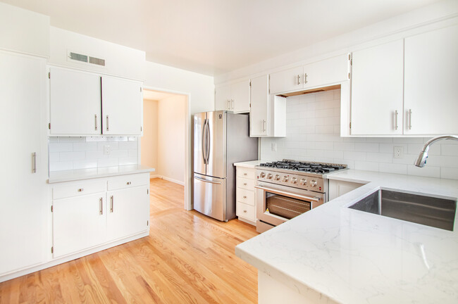 Building Photo - 212 29th St