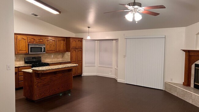 Foto del edificio - NW-COOL POOL & CUSTOM UPGRADES GALORE !!!