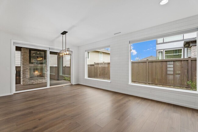 Foto del edificio - Spacious 4 bed 2.5 bath home w/ oversize 2 car garage & upgrades throughout!