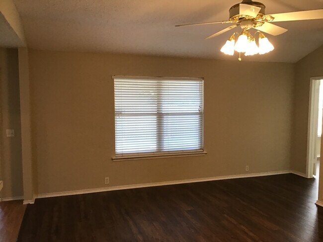 Foto del edificio - 3245 Bent Creek Drive