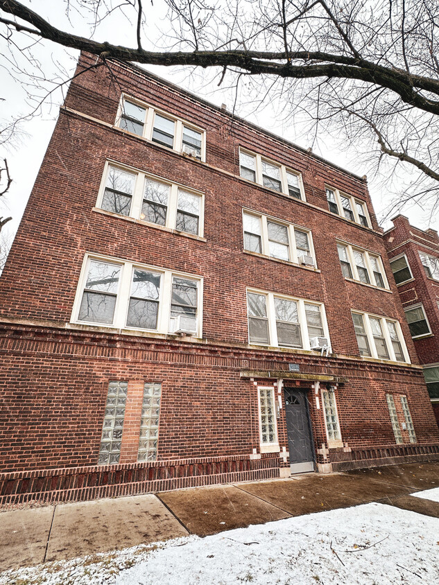 Foto principal - 7233 N Damen Ave