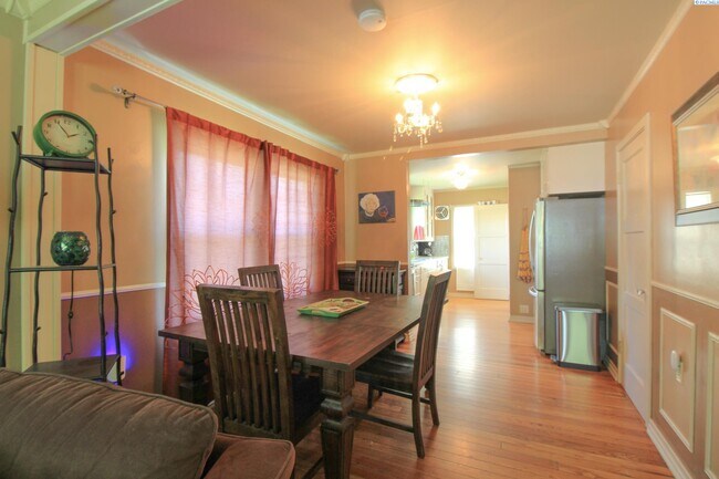 Building Photo - 2 BD, 1 BA with office, FURNISHED home