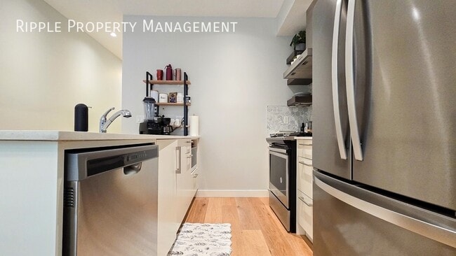 Building Photo - Modern 3 Beds, 2.5 Baths TownHouse | No Pe...