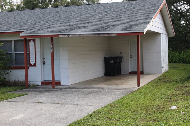 Building Photo - Two bedroom duplex!