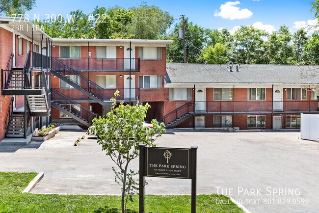 Foto del edificio - Large Top Floor 2 BR Apt Across From Park