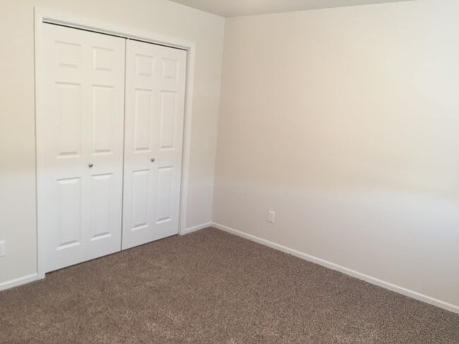 Building Photo - 3 Bed 3 Bath Twin Home