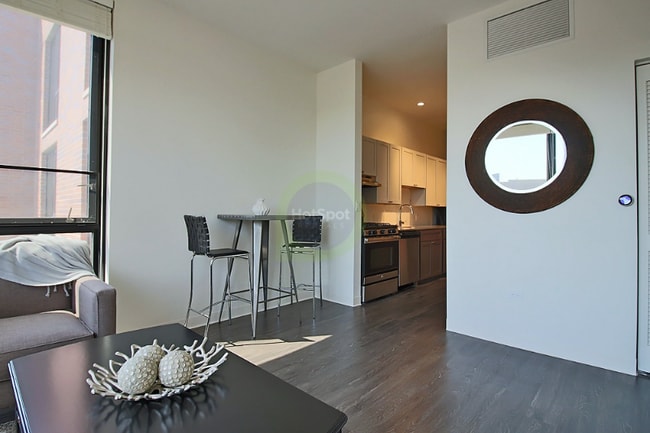 Photo - 824 N Milwaukee Ave Apartment