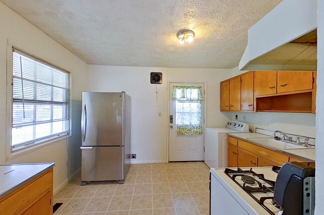 Foto del edificio - Charming 3-Bedroom, 1-Bath Single-Family H...