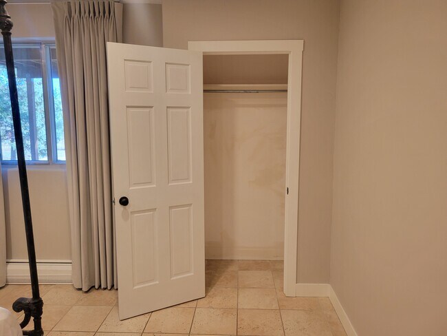 Armario del dormitorio n.º 2 - 16061 W 56th Plz