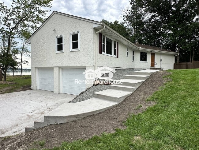 Building Photo - 3311 Interlachen Dr NE