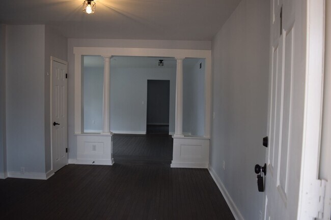 Foto del edificio - FRESHLY RENOVATED TOWNHOME STYLE UNIT ON T...