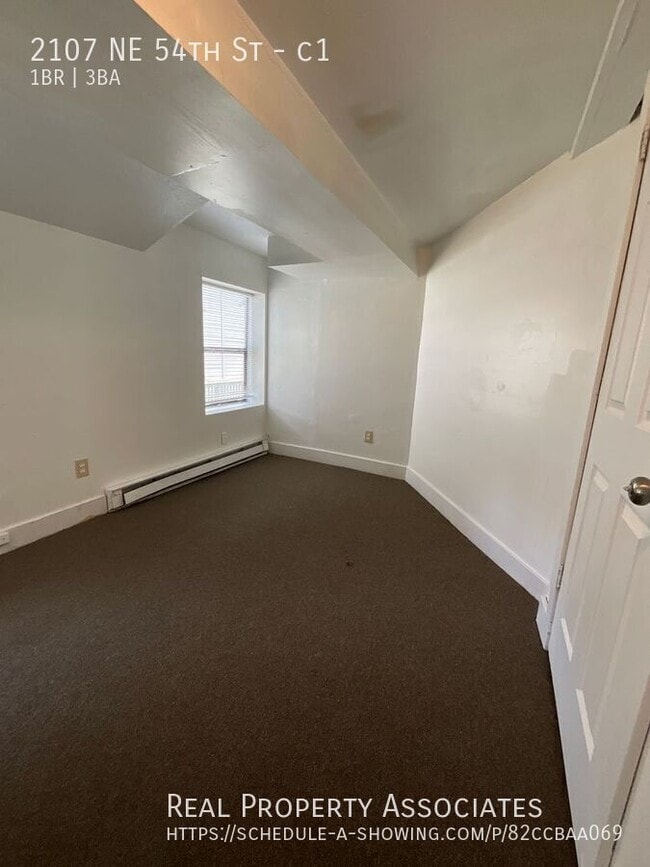 Building Photo - 2107 NE 54th St