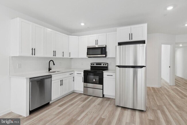 Building Photo - 890 N 42nd St