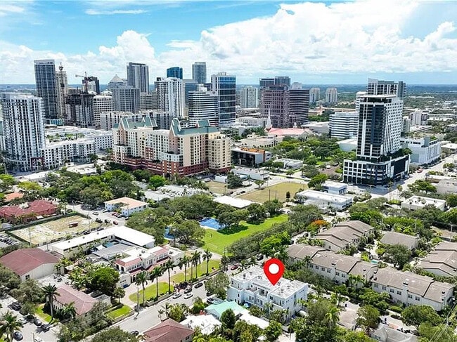 Building Photo - 302 NE 8th Ave