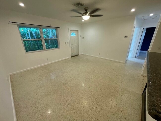 Building Photo - 842 SW 12th Ct