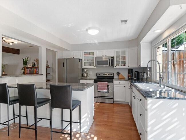 Foto del edificio - 2 Bedroom 3 Bathroom Remodeled Townhome in...