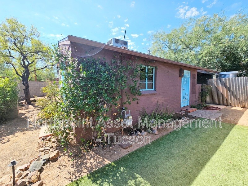 Primary Photo - 1323 N Norton Ave