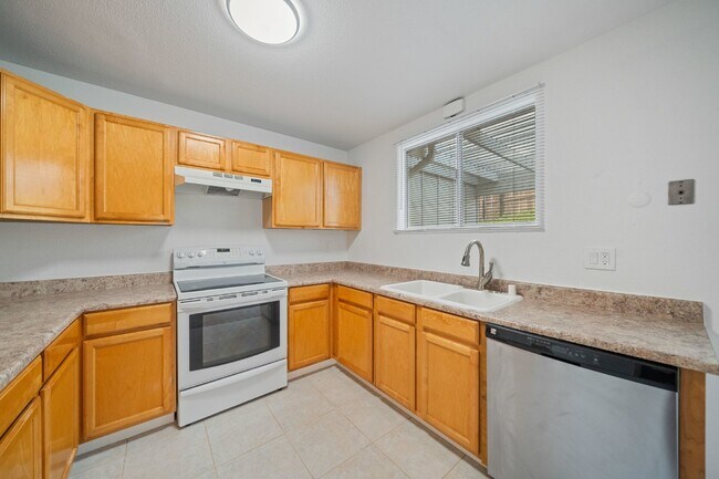 Foto del edificio - Coming Soon...San Diego 3 bed /2 bath Home w Garage, Enclosed Patios, Fireplace + Laundry Hookups