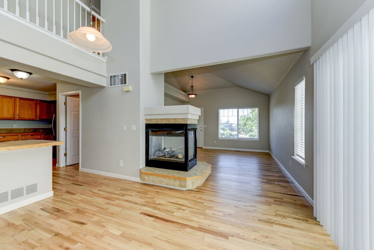 Foto principal - 3 bed 3 bath corner lot in Broomfield! New...