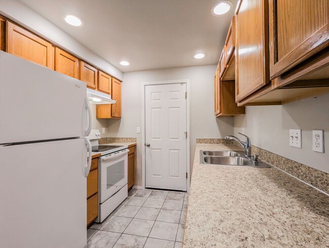 Building Photo - 417 Pine Ave