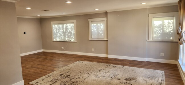 Living room - 1112 N Lake Ave