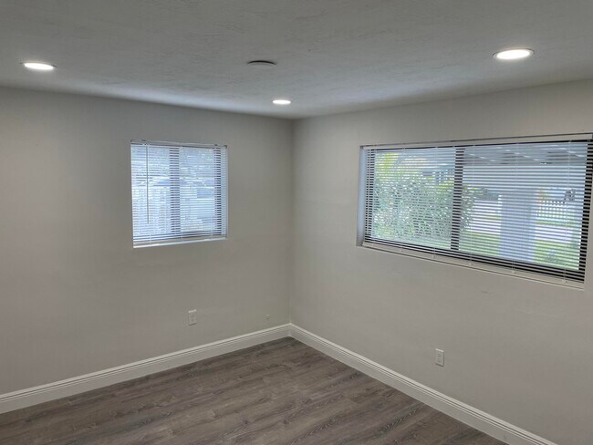 Building Photo - 2078 Bonnie Dr