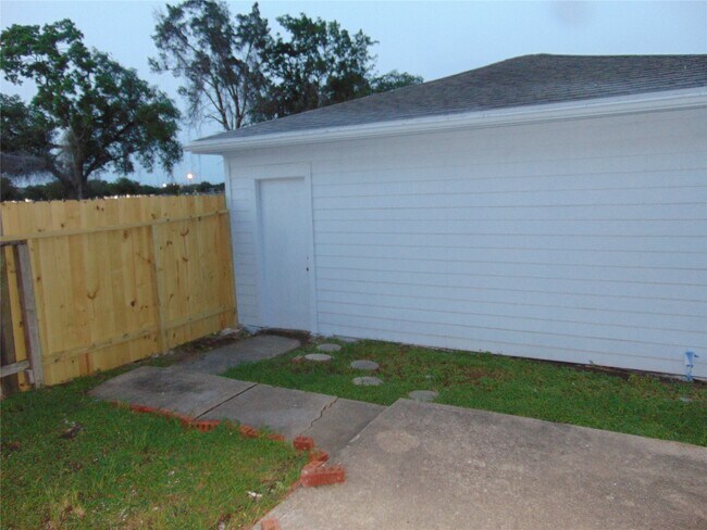 Foto del edificio - 8603 Rustling Leaves Dr