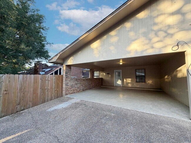 Building Photo - 5805 Sidney Dr
