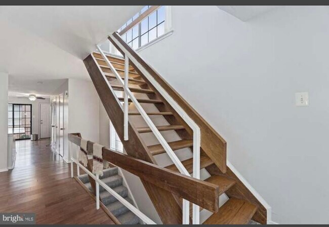 Building Photo - 1816 Bryant St NE