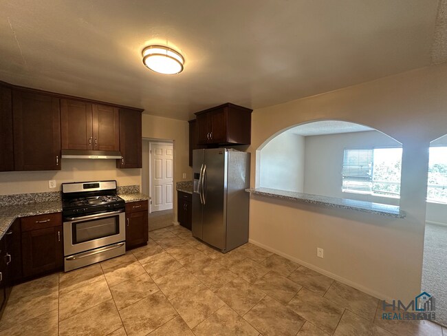 Foto del edificio - Homes Management - 2 Bed, 2 Bath Triplex i...