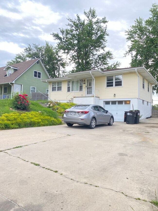 Foto del edificio - Beautiful 3 bed 1 bath house, over sized driveway, garage and fenced in back yard $1,595  [Move-i...