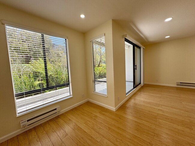 Building Photo - Beautiful Courtyard Level Flat with Outdoo...