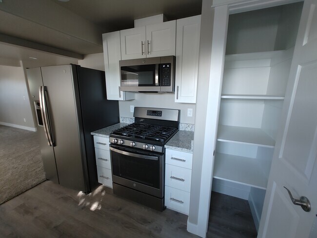 Foto del edificio - 643 N Brinker Ave