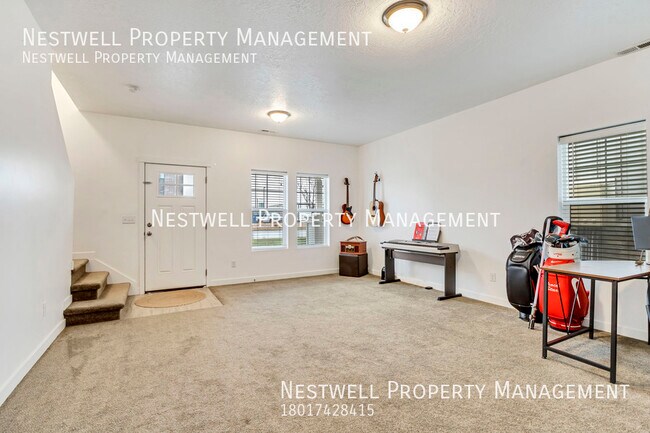 Building Photo - Stunning Three-Story Townhome in Vineyard