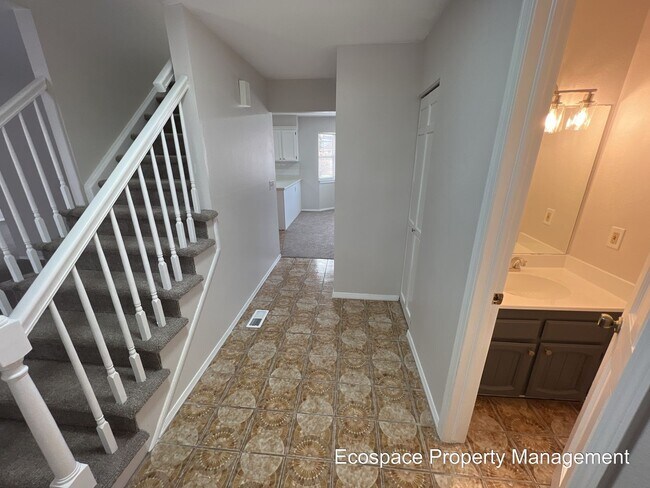 Building Photo - Four Bedroom House in the Smoky Hill neigh...