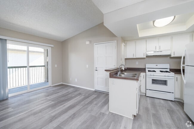 2BR, 1BA - Cocina y sala de estar de 680SF2 - Oak Terrace Senior Apts