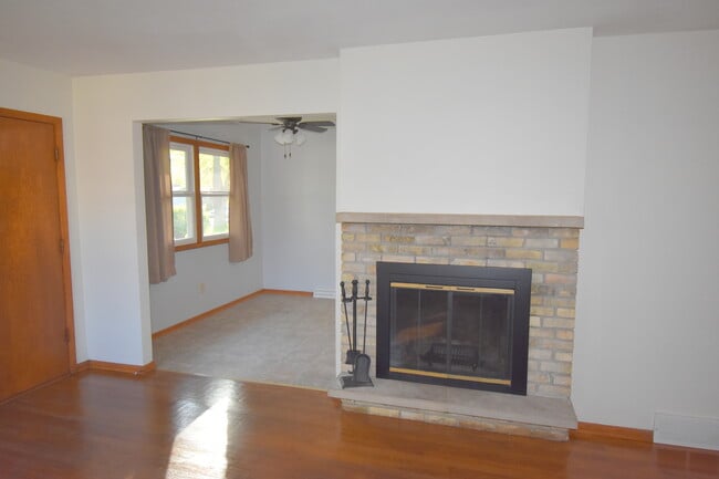 Living rm fire place - 6706 Spring Grove Ct
