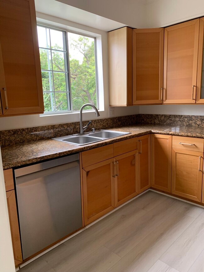 Foto del edificio - 335 N Oakhurst Dr