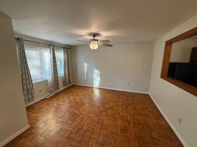 Foto del edificio - Beautiful 3BR 1BA Home w/ 2-Car Garage in Kansas City