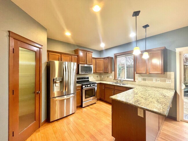 Foto del edificio - Spacious 4BR Home with A/C Near Alderwood Mall