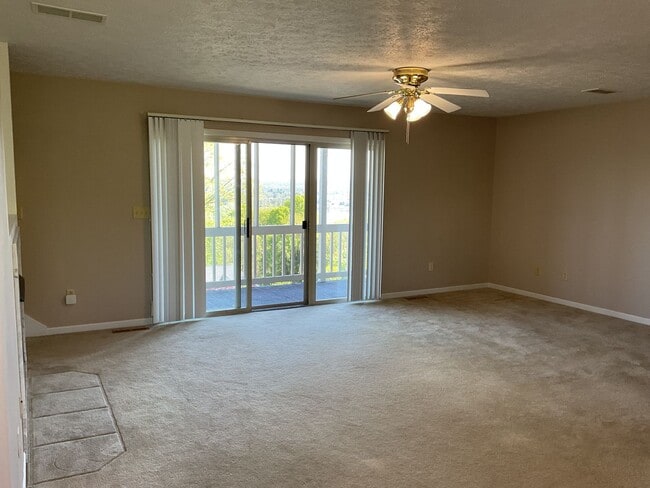 Building Photo - 2 BEDROOM CONDO - ALL UTILITIES PAID