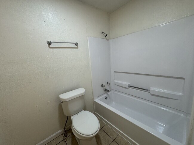 Foto del edificio - Fourplex one bedroom unit is ready to move...