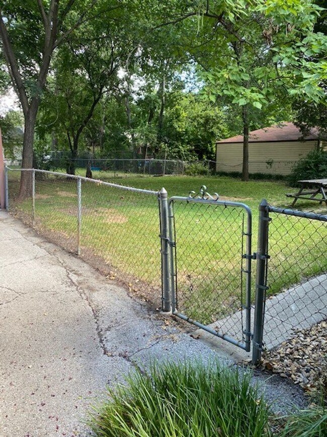 Foto del edificio - One bedroom duplex in Central Denton