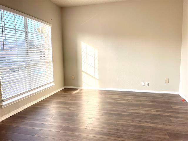 Foto del edificio - 7728 Parkwood Plaza Dr