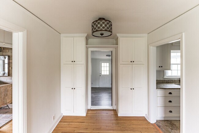 Foto del edificio - COMING SOON! Charming 3 bedroom 1 bathroom for rent!