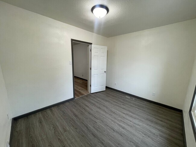 Building Photo - 526 4th St SW
